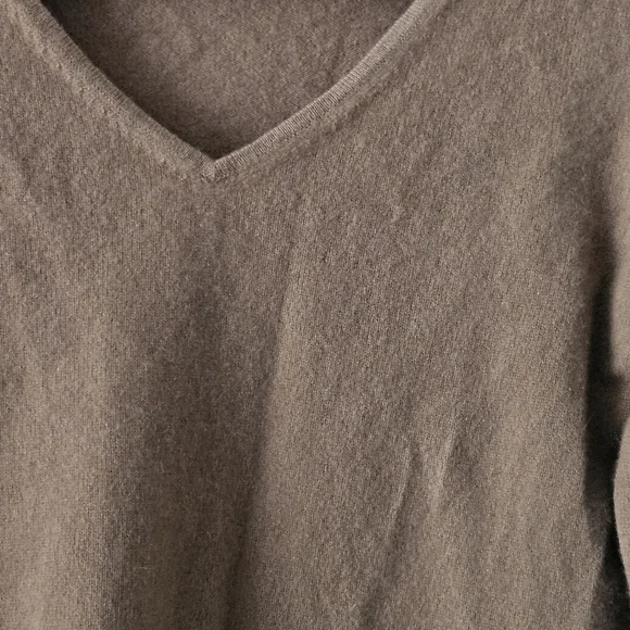 MaxMara Cashmere V-Neck Crop Sweater - Picture 6 of 7